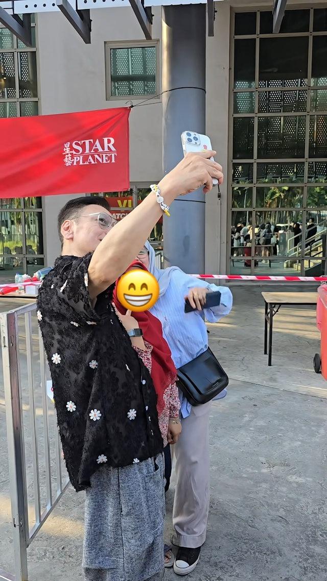 陶大宇在場館外被粉絲包圍求合照,人氣非常強勁!