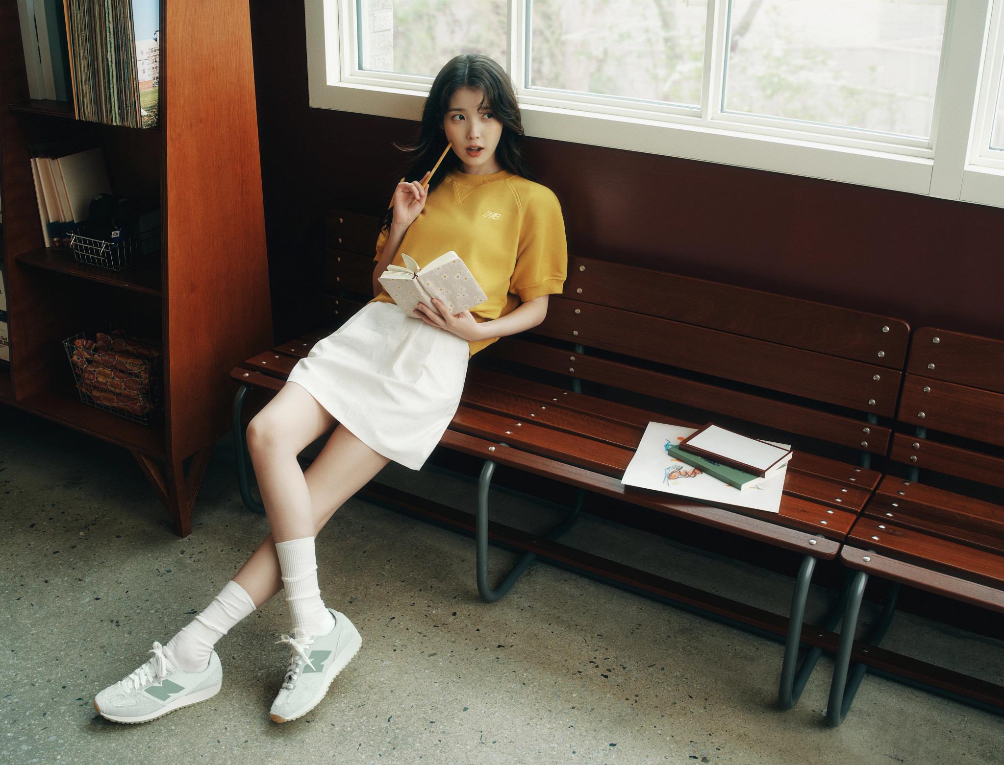 IU以不同造型演繹New Balance 471全新色調。