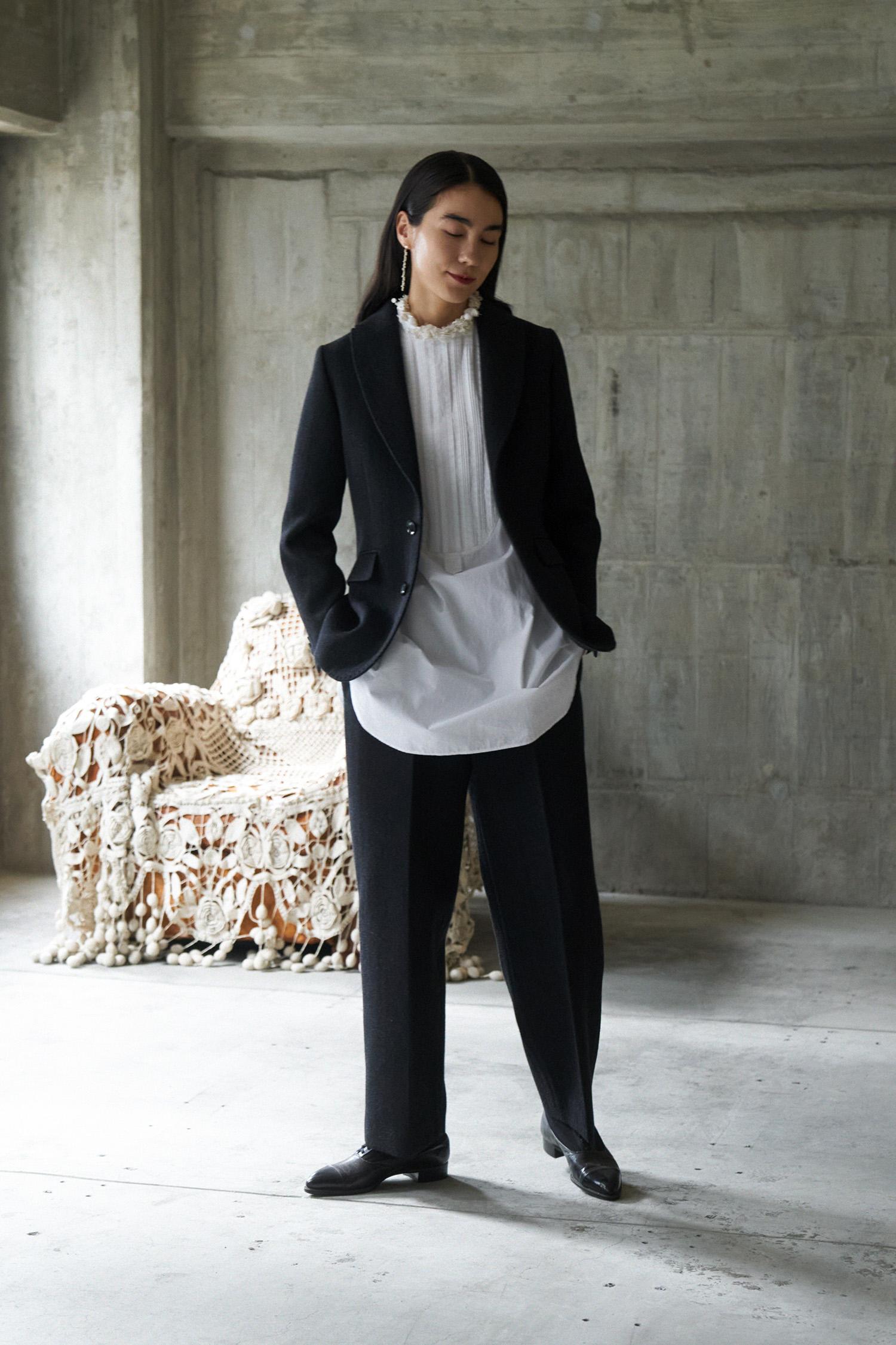 黑色呢絨雙紐扣西裝褸,配搭西褲穿出中性氣質。 $21,995至$23,995