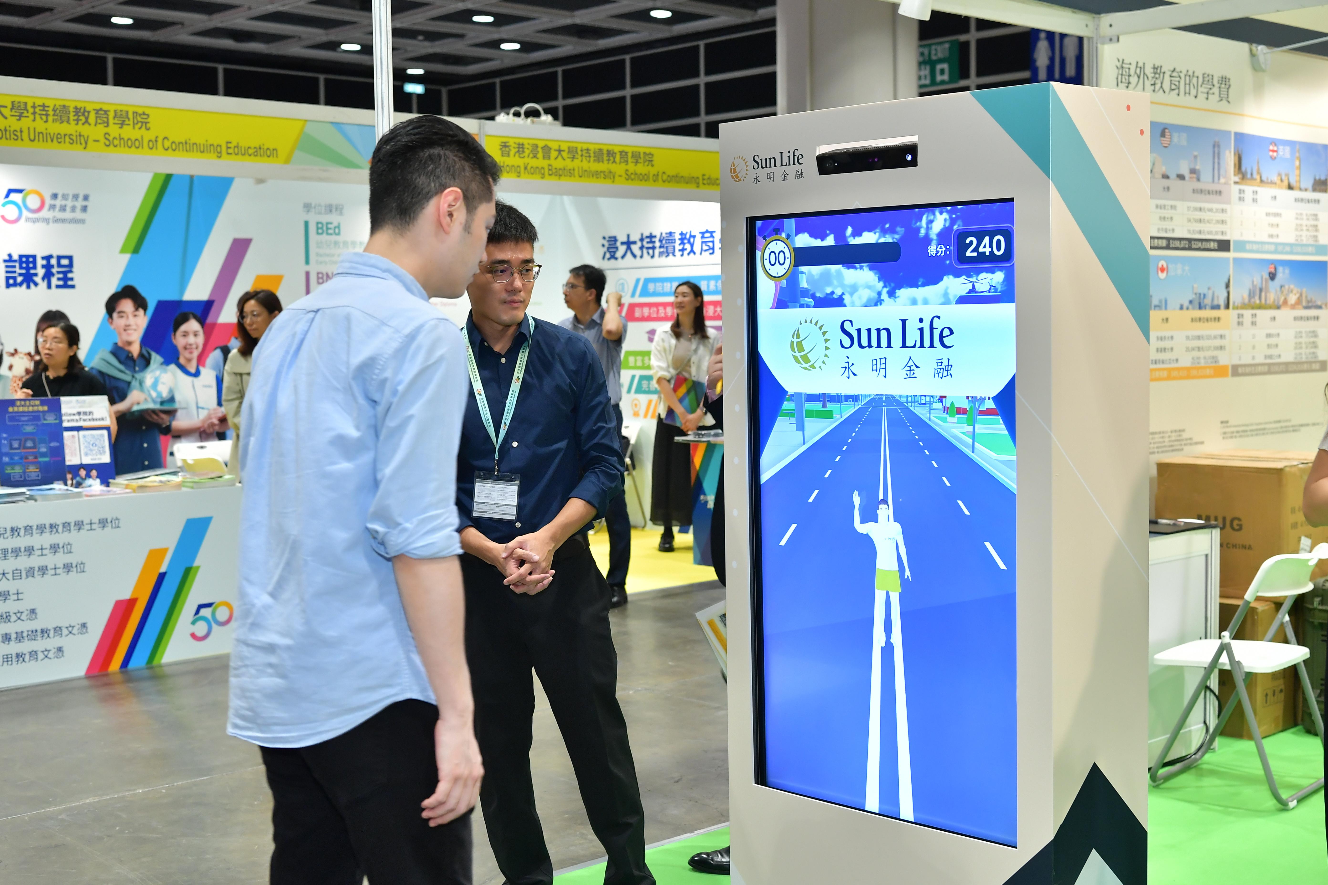展位內的電子互動遊戲,參加者需跑到Sun Life永明終點獲取分數。