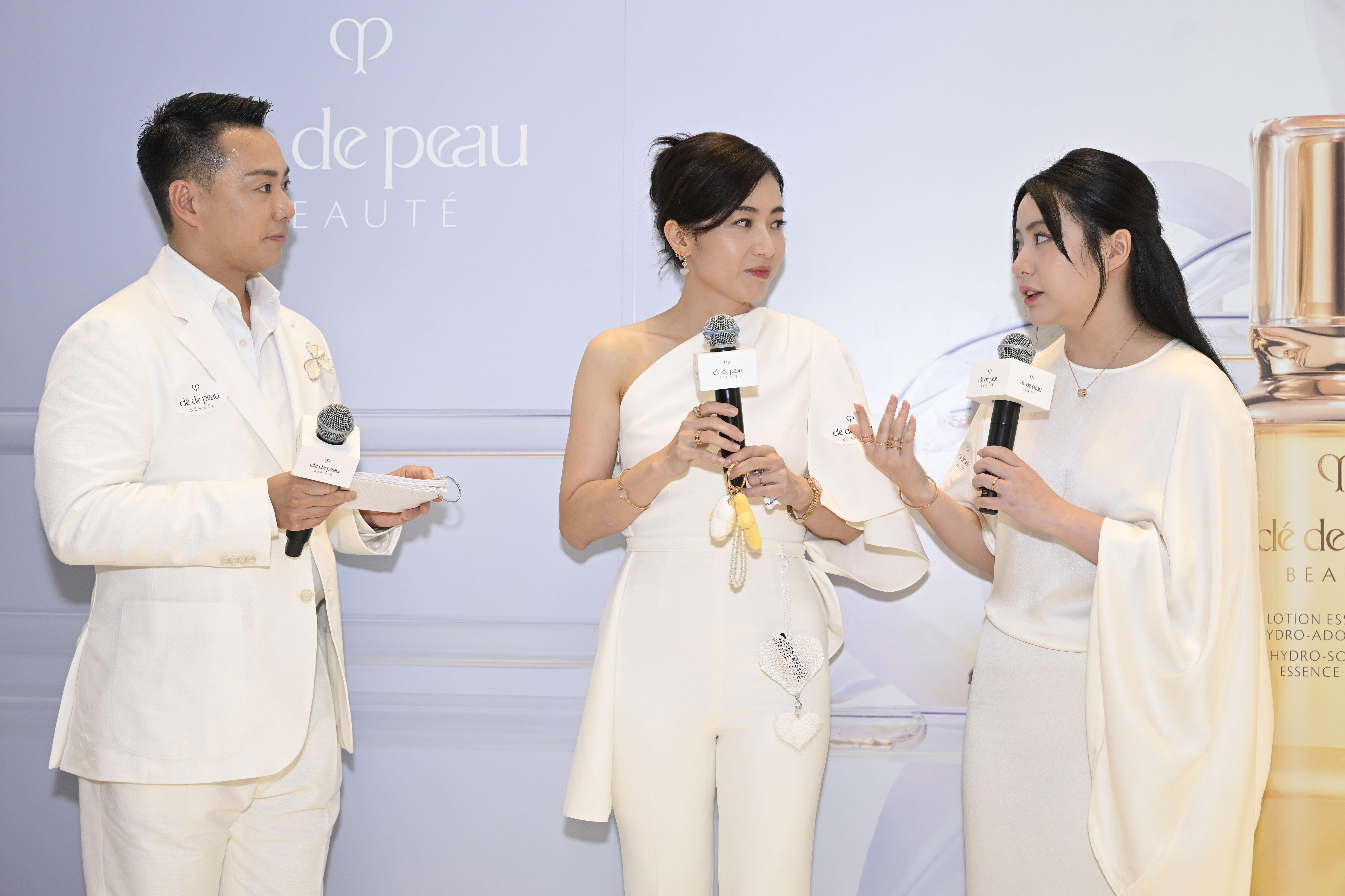 甘比親自參與設計的全人手鉑鑽鈎織吊飾,於期間限定店中展示。