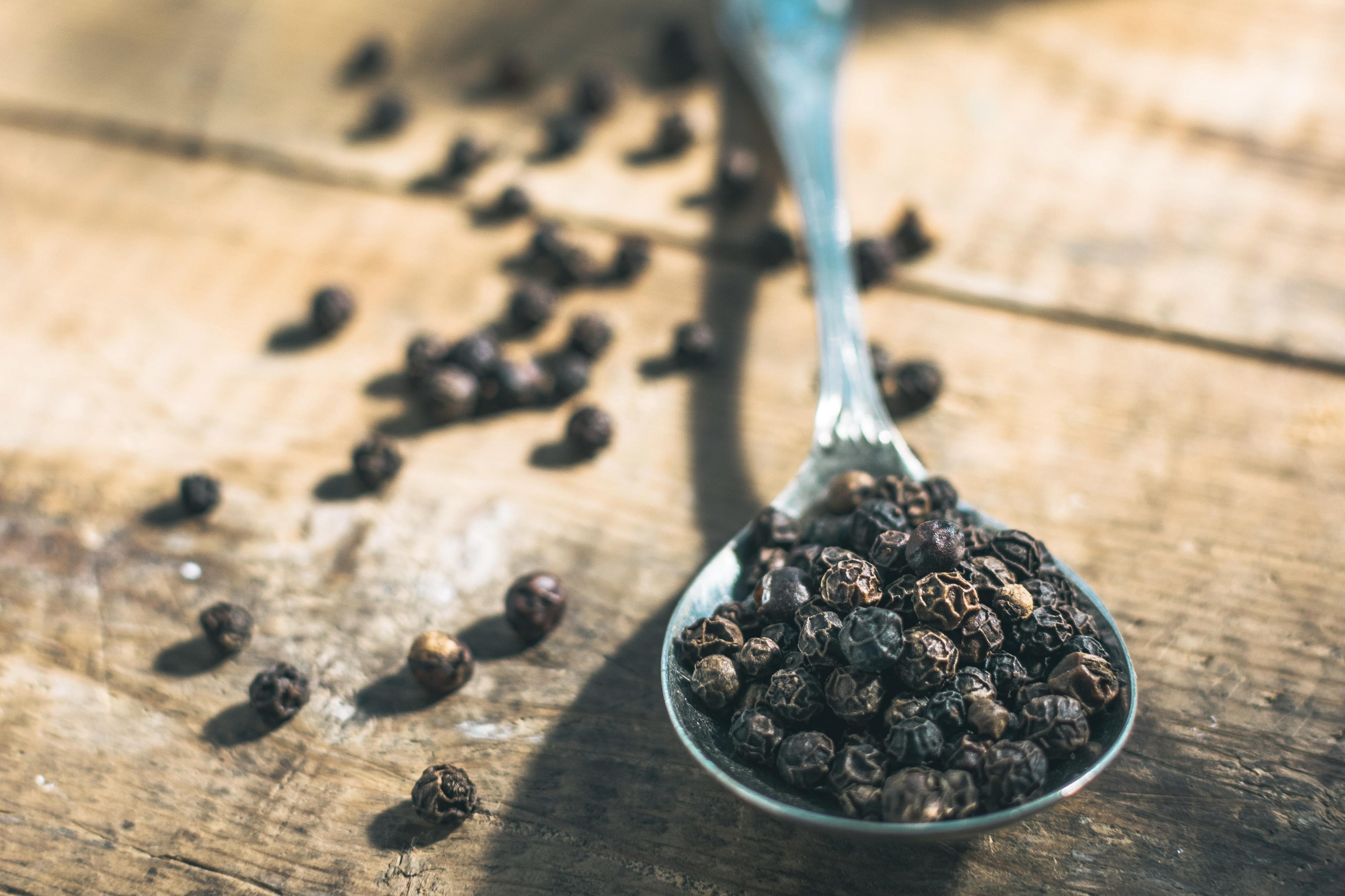 防蚊方法|把黑胡椒粒放於門邊或窗邊,同樣有驅蚊功效。