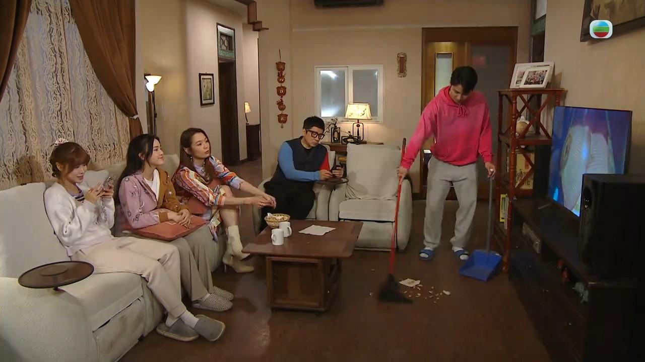 相關場口出現古佩玲與姚焯菲的畫面。