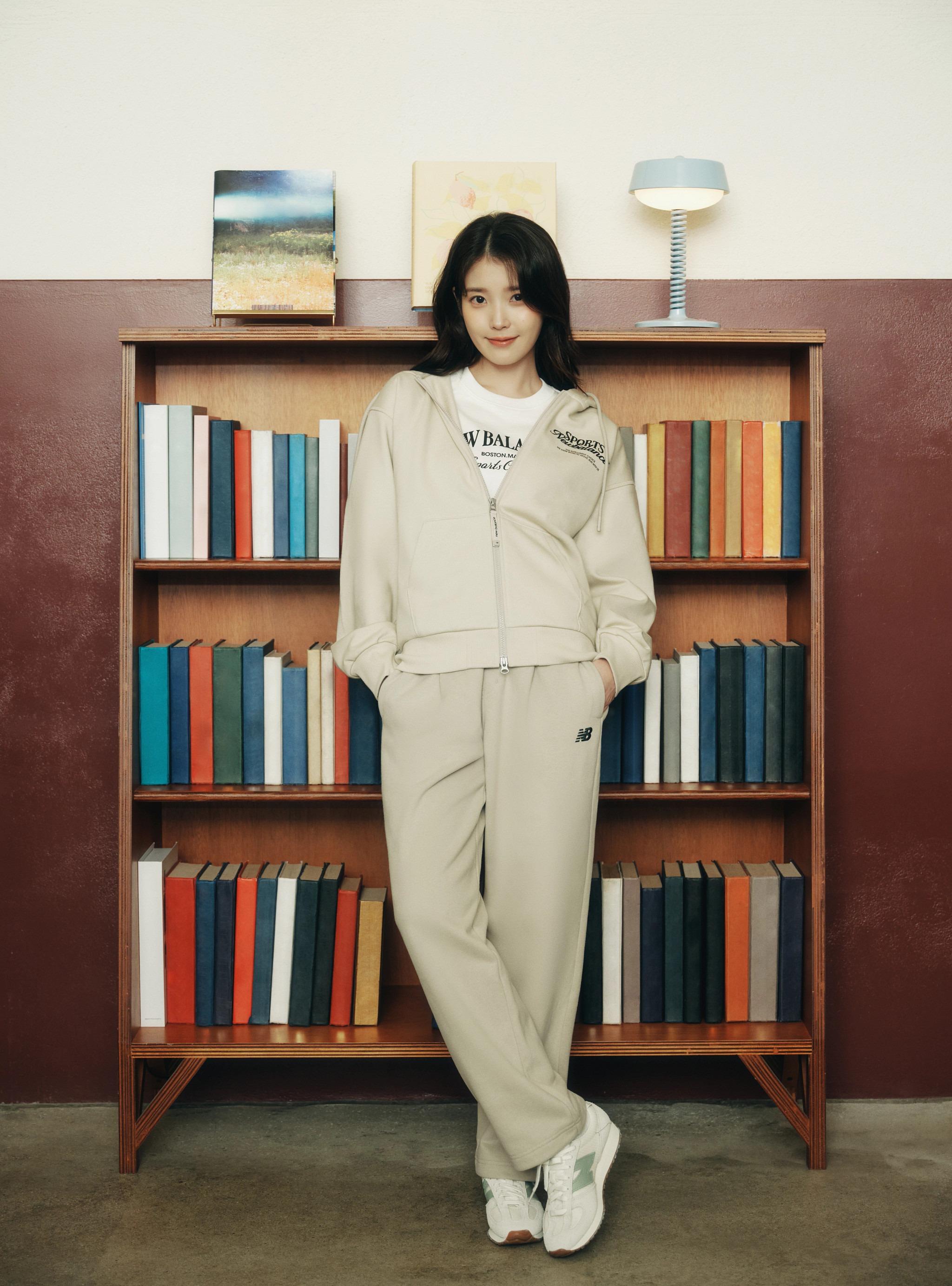 IU以不同造型演繹New Balance 471全新色調。