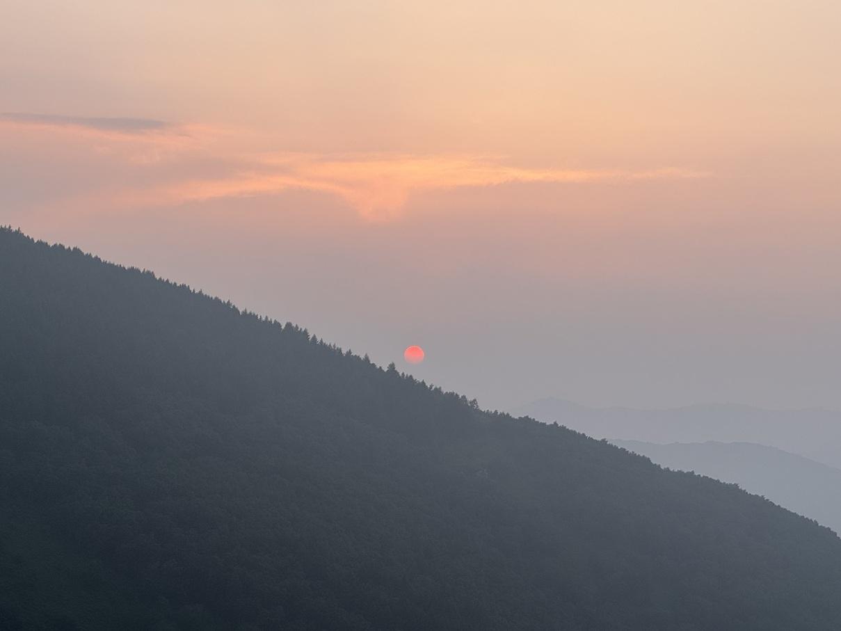 轉山轉念,一抺紅霞夕陽在眼前。