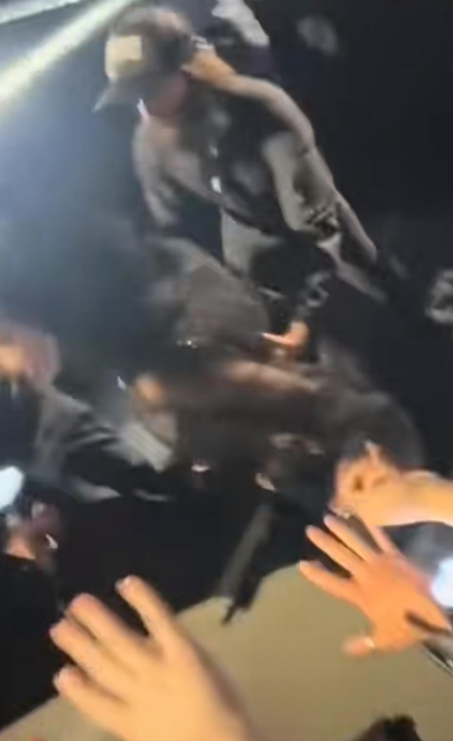 Lady Gaga行去觀眾席不慎跌倒。