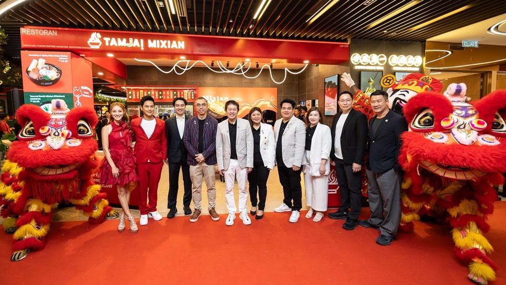 譚仔首度進軍馬來西亞開分店,鄭嘉穎與陳凱琳做嘉賓。左四為譚仔國際有限公司主席兼行政總裁劉達民。(譚仔提供)