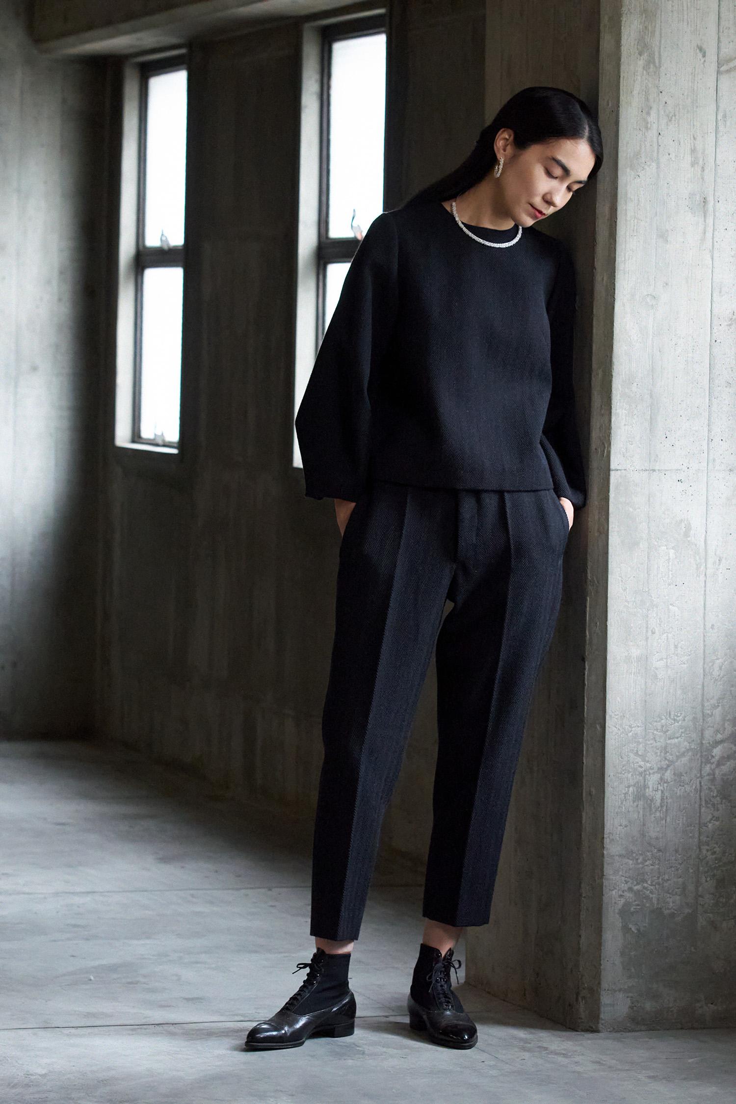 白色上衣 $ 9,995至$13,995、黑色西褲$9,995至$11,995