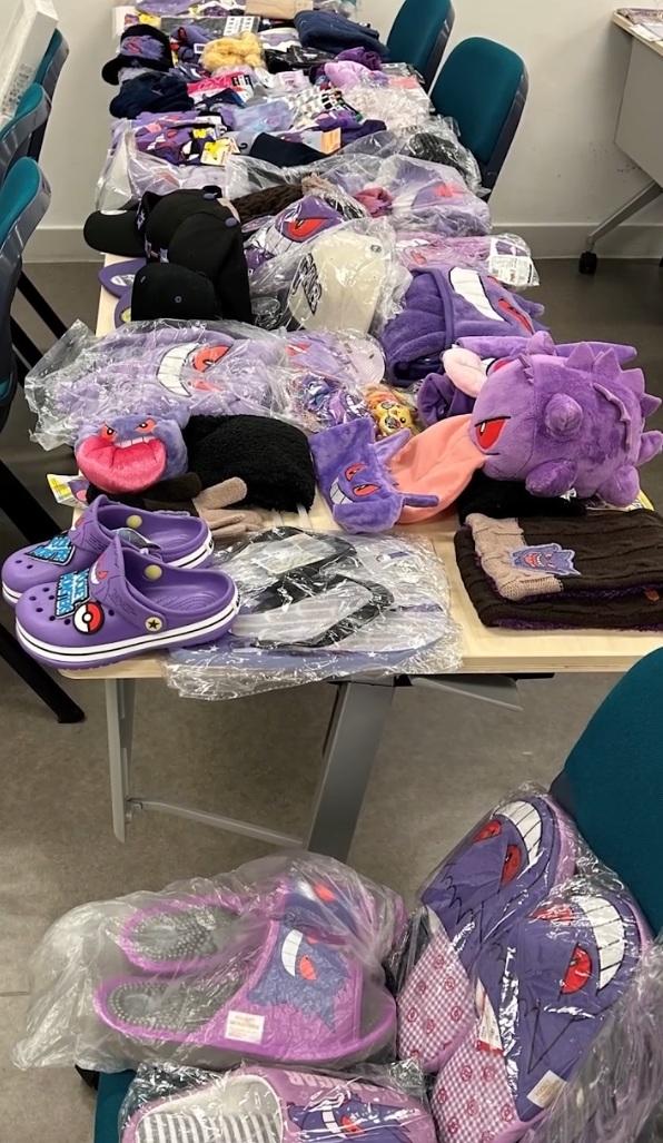 曾卓迪的「耿鬼」收藏品眾多,包括卡片、服裝、毛公仔、餐具及文具等。(Guinness World Records 網站圖片)