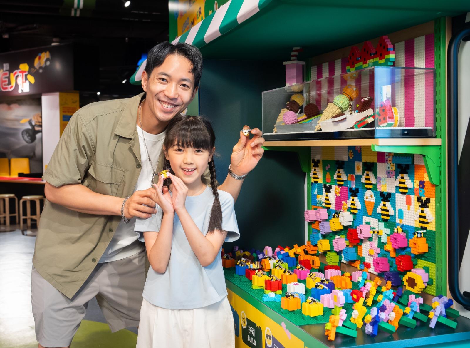 在展覽車上,擺滿樂高蜜蜂。