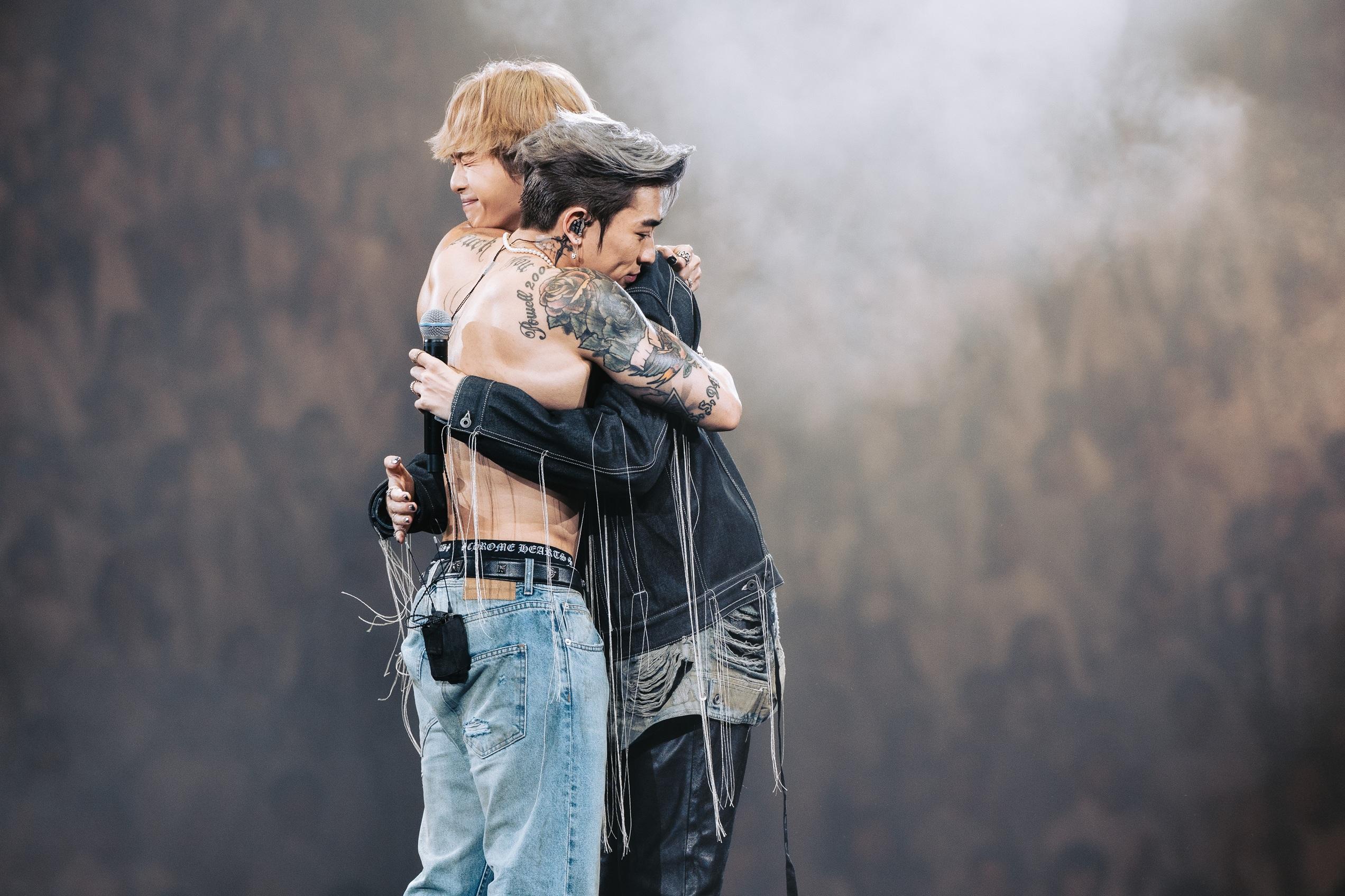 Tyson Yoshi在尾場演唱會感激合作多年的好兄弟MADBOII。