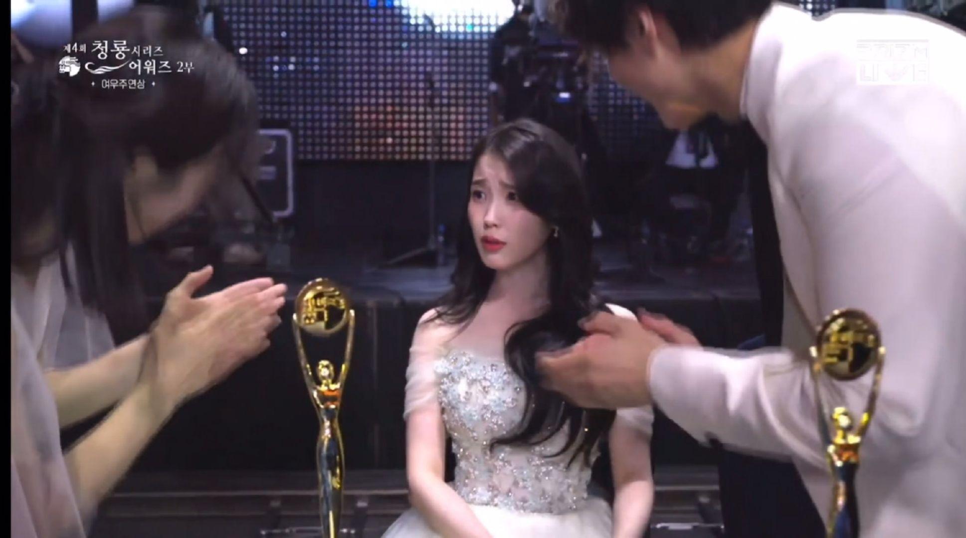 IU終憑《苦盡柑來遇見你》拿下青龍視后,當她一聽到自己的名字當場哭出來。