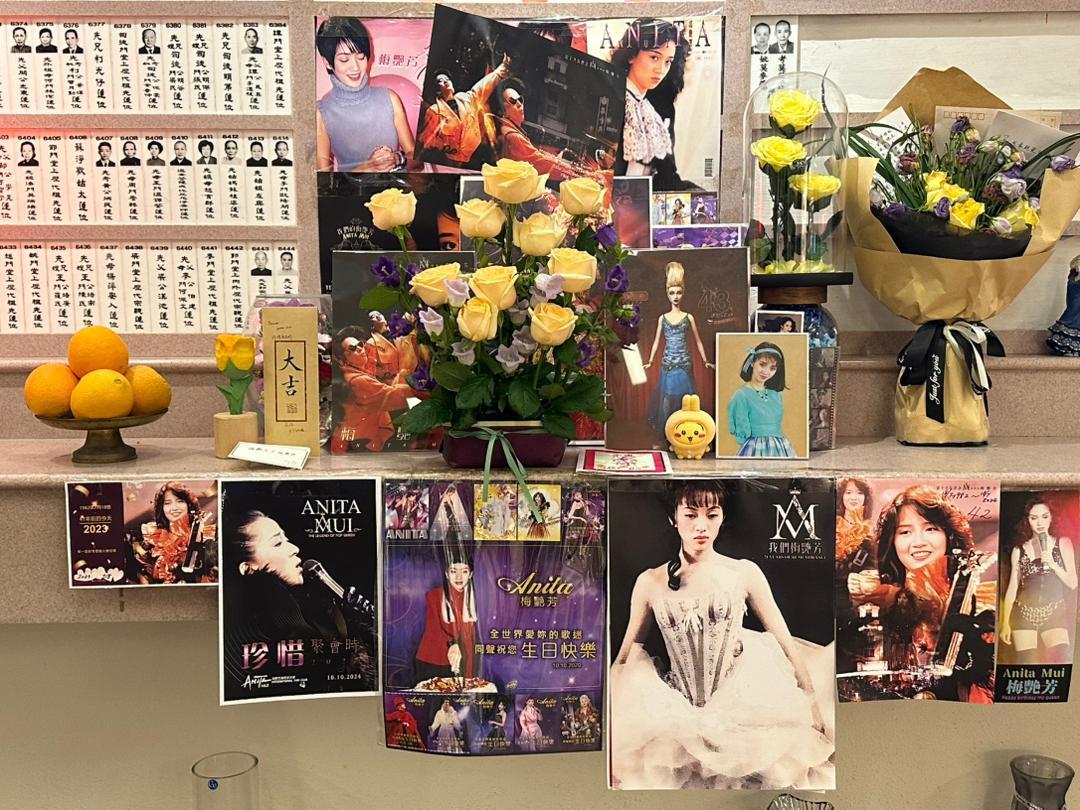 今日「梅艷芳國際歌迷會」大批歌迷冒著紅雨拜祭偶像。