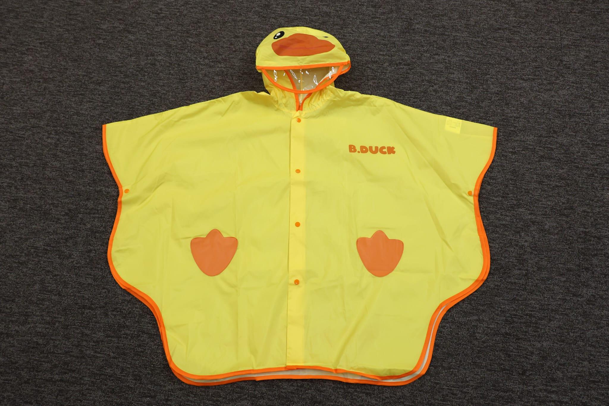 消費者委員會測試市面上14款兒童雨衣及雨披樣本。(林俊源 攝)