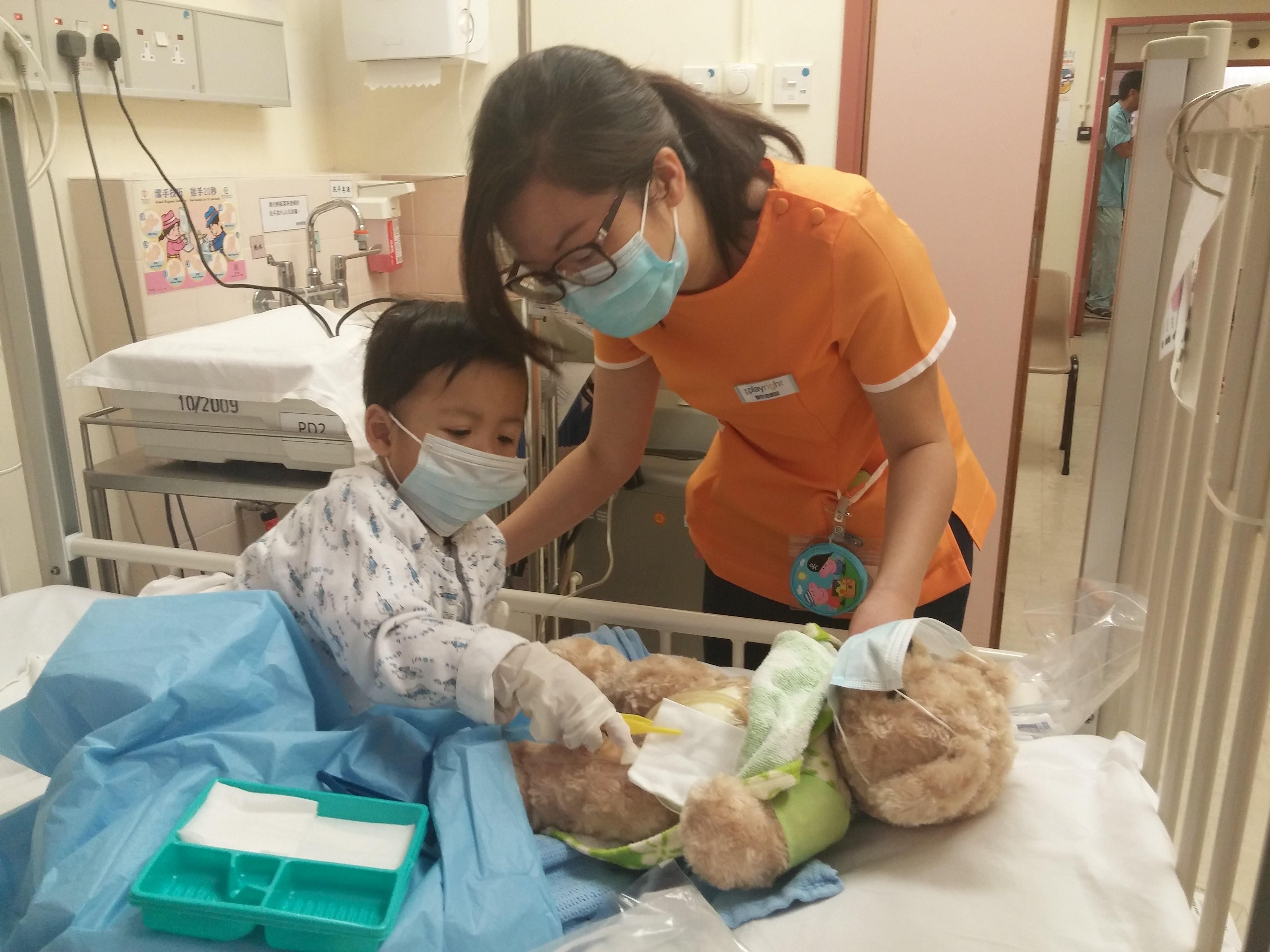 遊戲師用不同道具讓孩子認識醫療程序。(相片由智樂兒童遊樂協會提供)