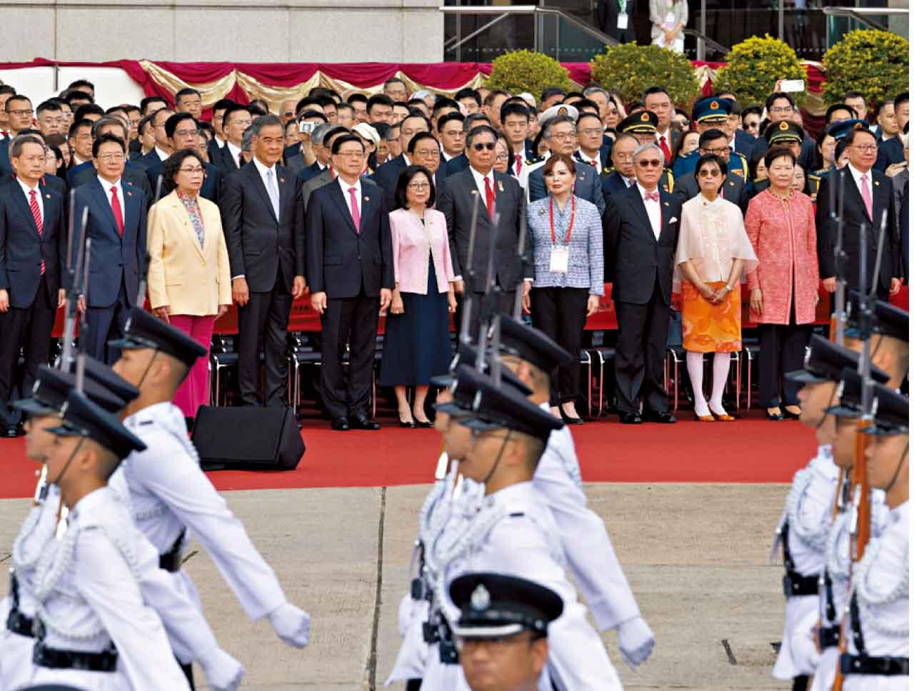 李家超伉儷和多名官員出席升旗儀式。(蘇文傑攝)