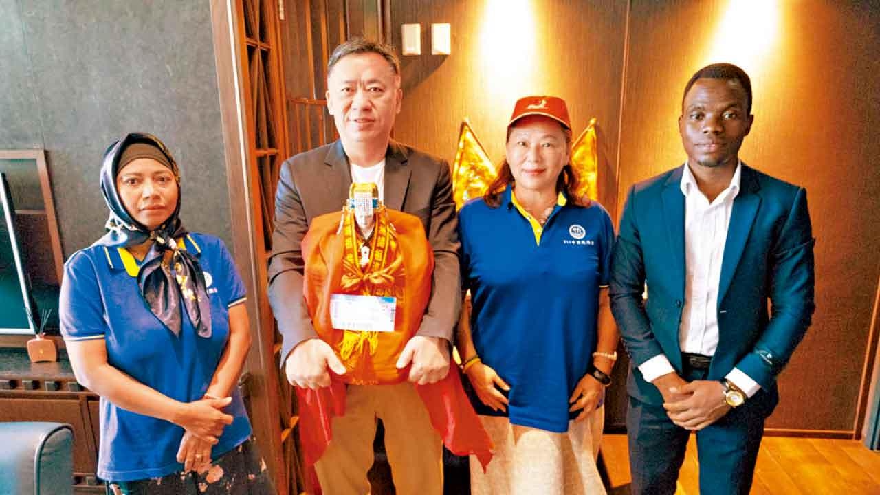 大灣區航空副主席兼行政總裁侯偉(左2)與夏瑞馥博士(Dr Mwamaka Sharifu Lali)(左1)及部分代表團成員合照。