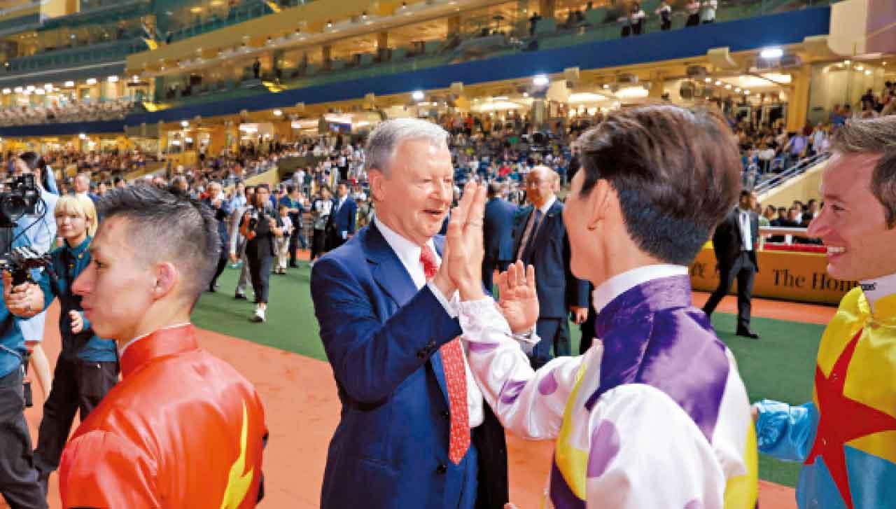 應家柏與一眾騎師慶祝馬季煞科。