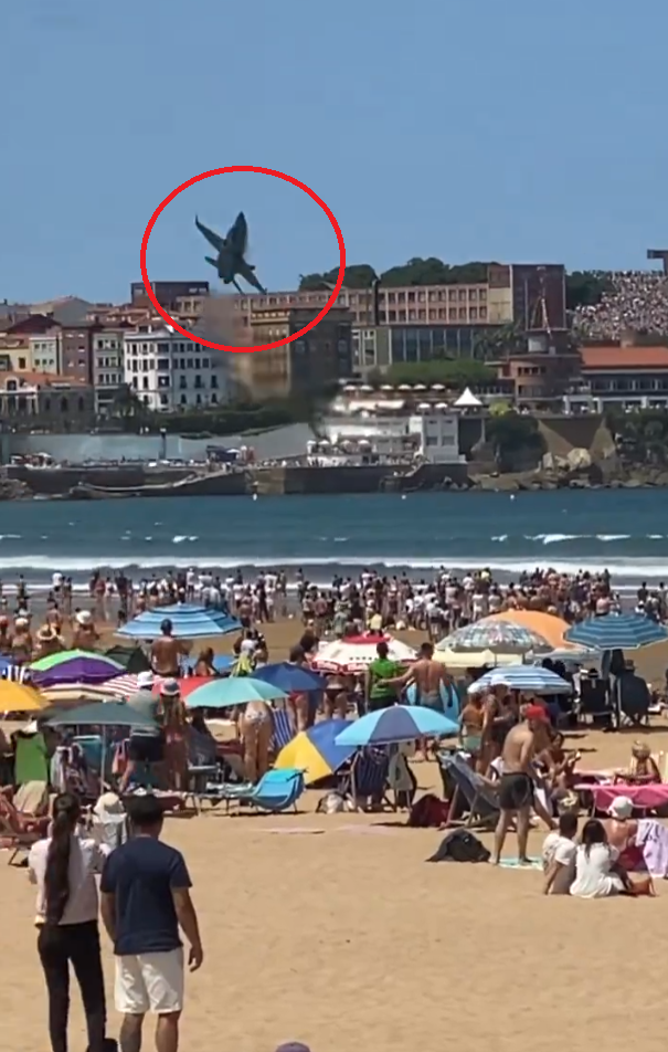 西班牙戰機噴煙俯衝擠滿人海灘 民眾:嚇死人(有片)