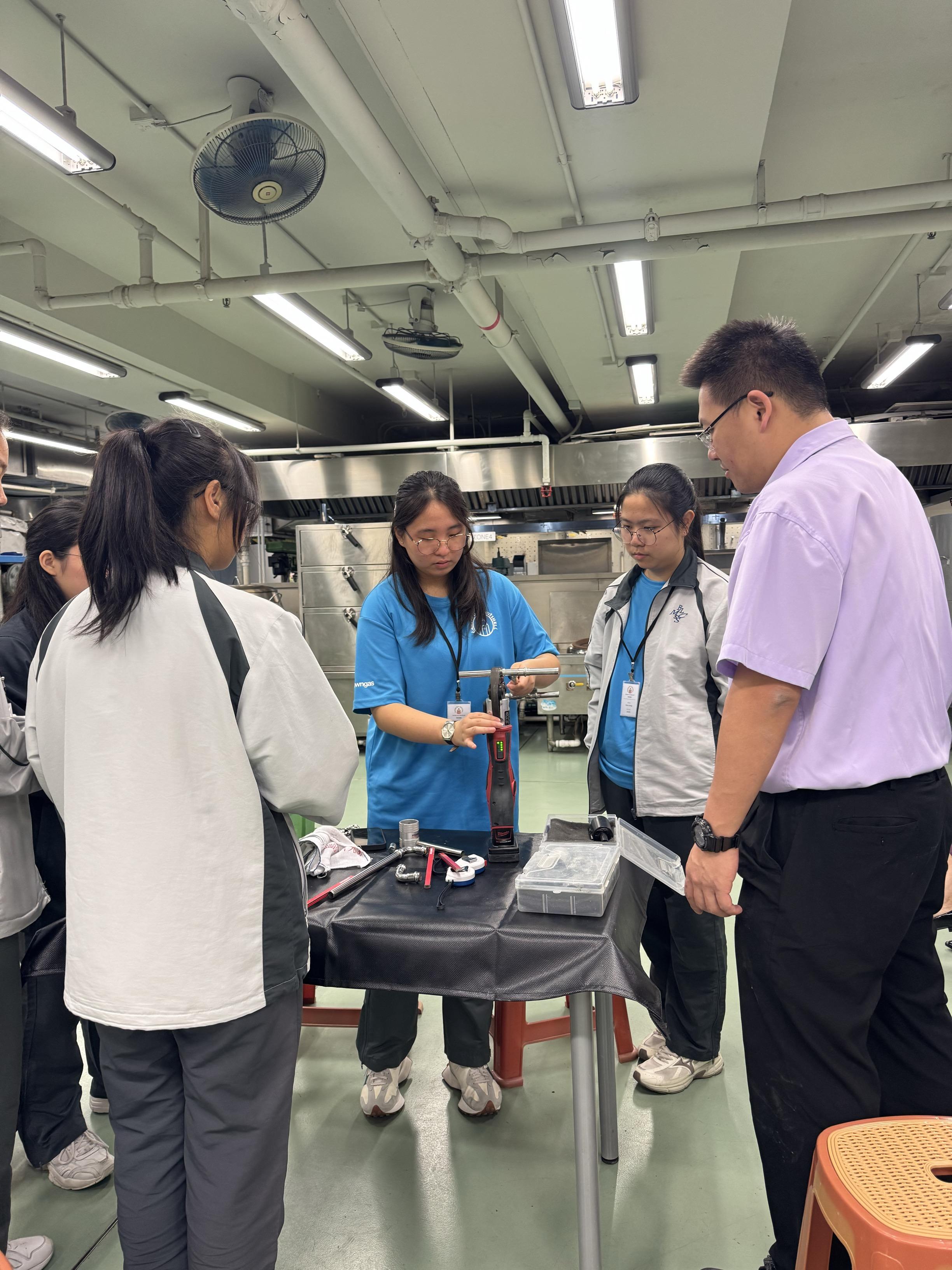 「職涯縮影」計劃安排同學學習切割及接駁喉管等工序,體驗煤氣公司技術員的訓練。