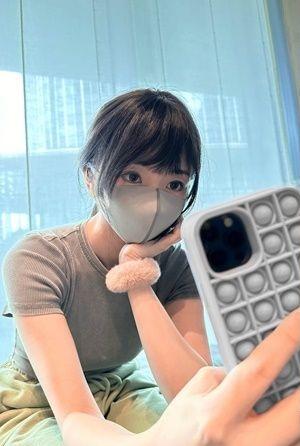 「玩偶姐姐」透過「香港」之名,在成人網站賣戴口罩影片而走紅。(網上圖片)