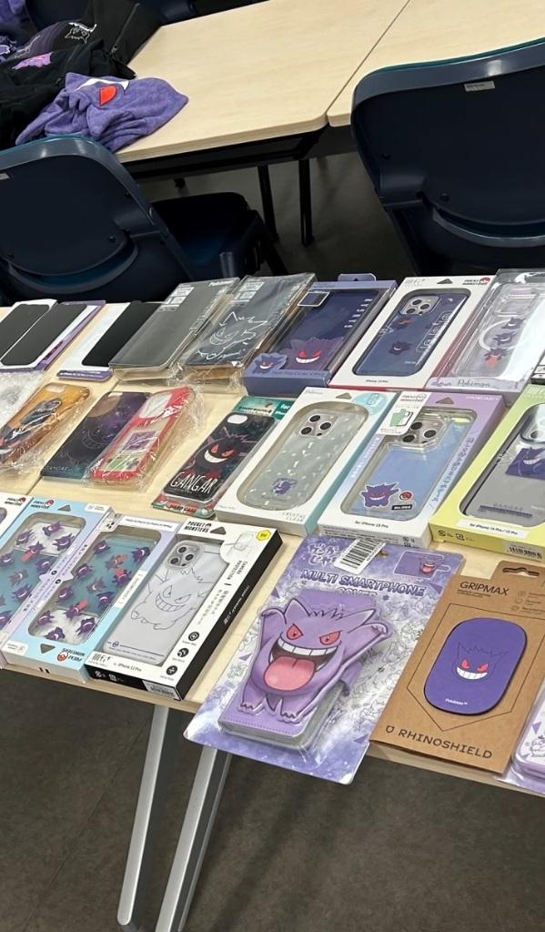 曾卓迪的「耿鬼」收藏品眾多,包括卡片、服裝、毛公仔、餐具及文具等。(Guinness World Records 網站圖片)