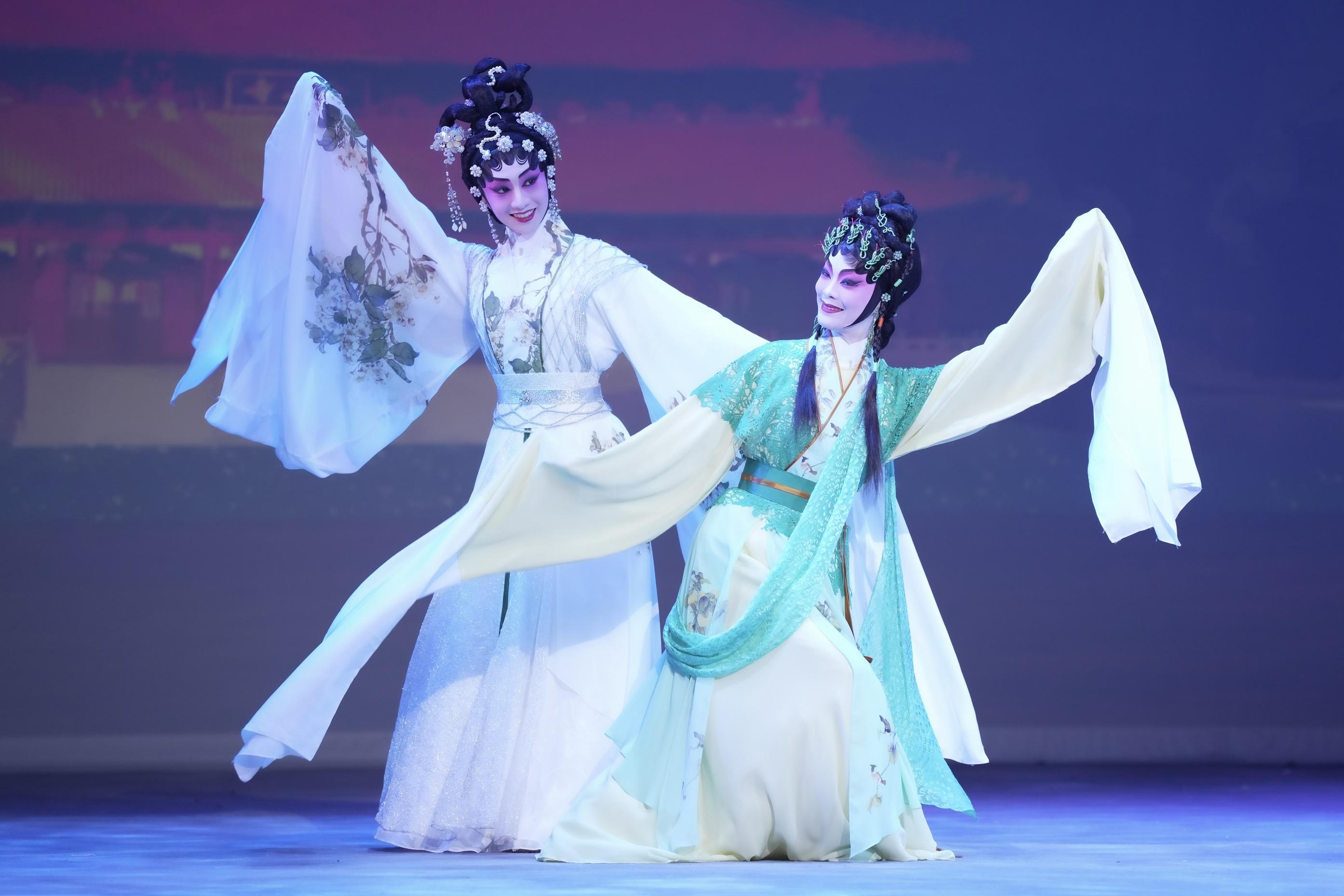 梁非同與曉瑜,將白娘娘與青蛇姊妹情演繹淋漓盡致。