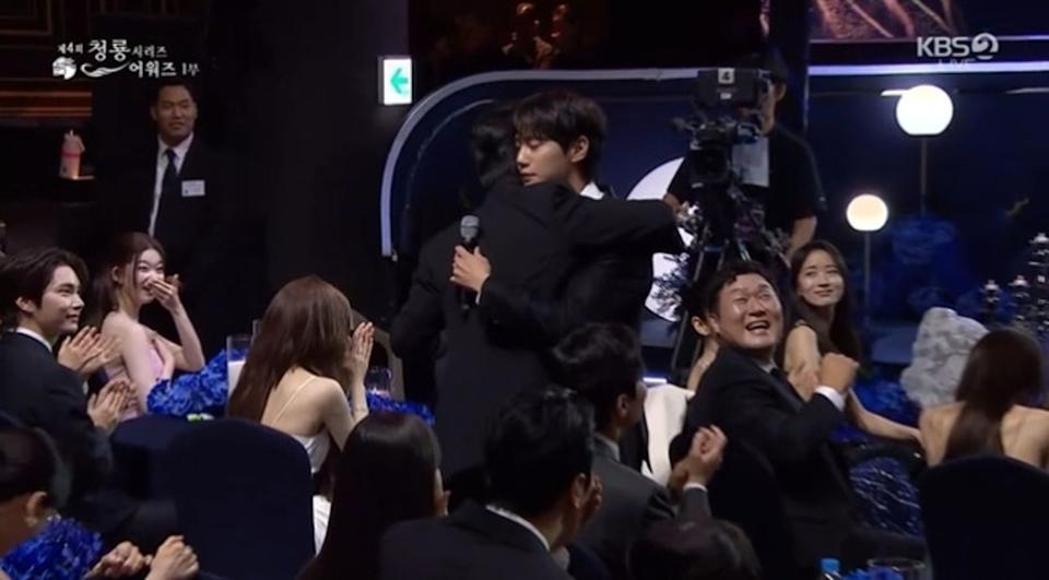 李浚赫還獎給李浚赫即來個擁抱。