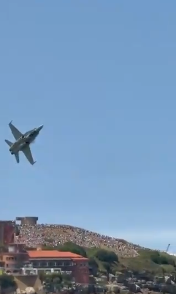 西班牙戰機噴煙俯衝擠滿人海灘 民眾:嚇死人(有片)