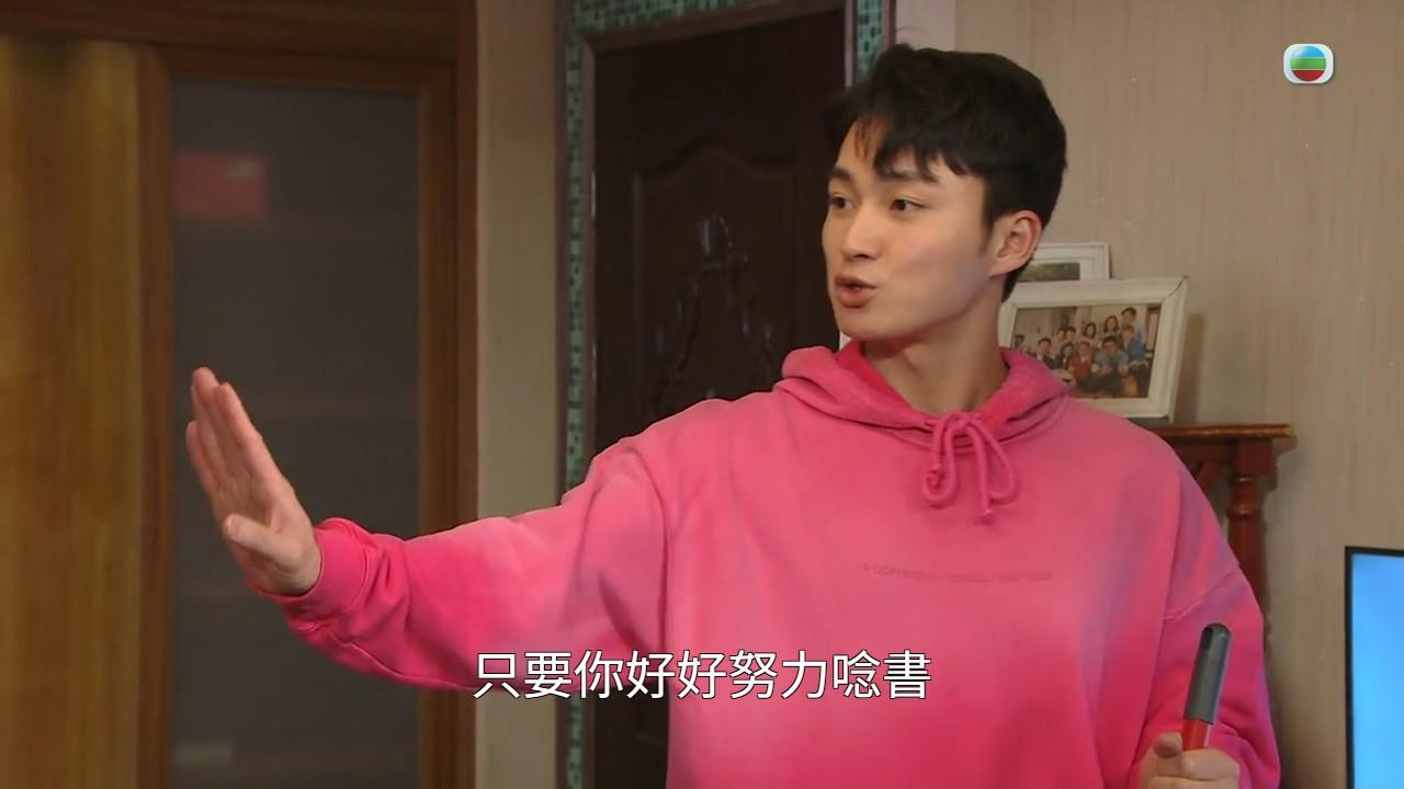 周嘉洛估計Charlie Puth於酒店悶悶地,才收看《愛‧回家》kill time。