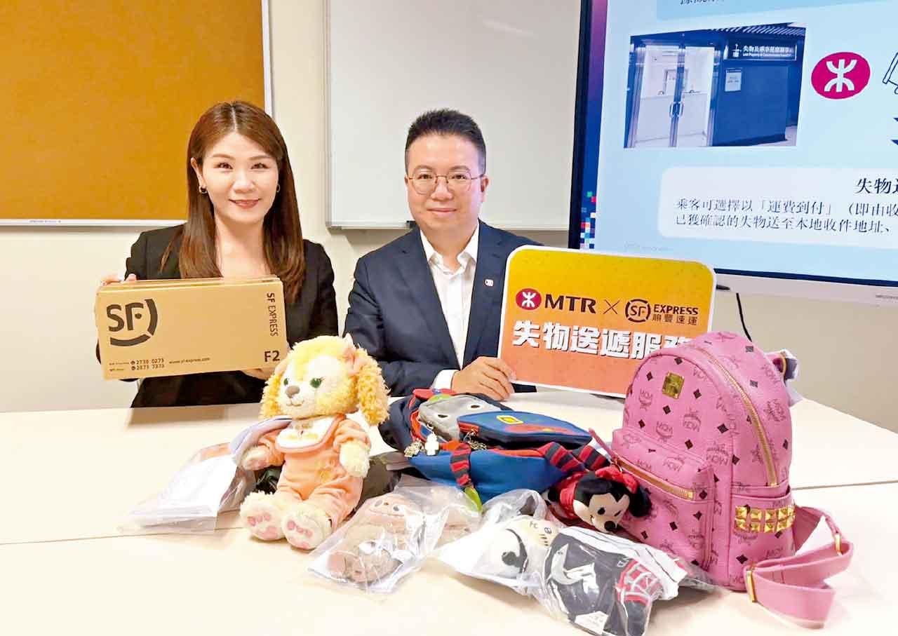 張兆基(右)和廖家欣介紹港鐵聯合順豐香港合作推出失物送遞服務。(鄧昊輝攝)