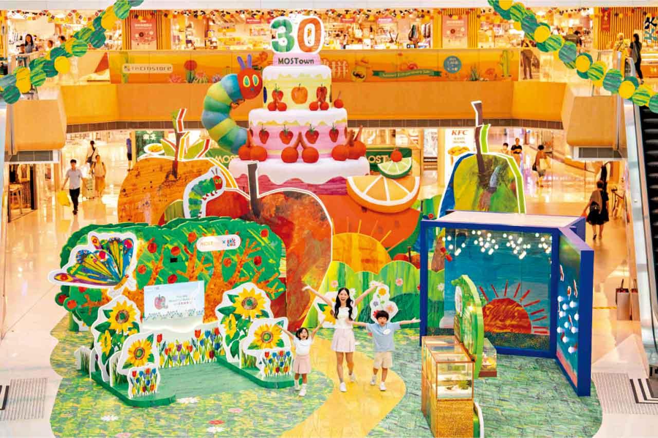 新港城中心夏日變身繪本世界 6米高毛毛蟲蛋糕賀30歲生辰