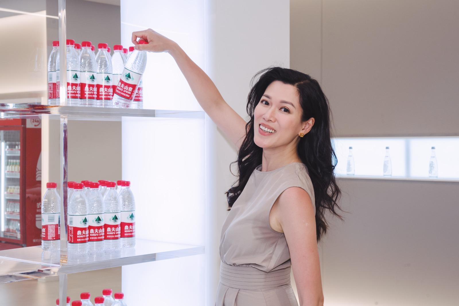 林淑敏說會帶農夫山泉水回港,孝敬爸爸羅樂林。