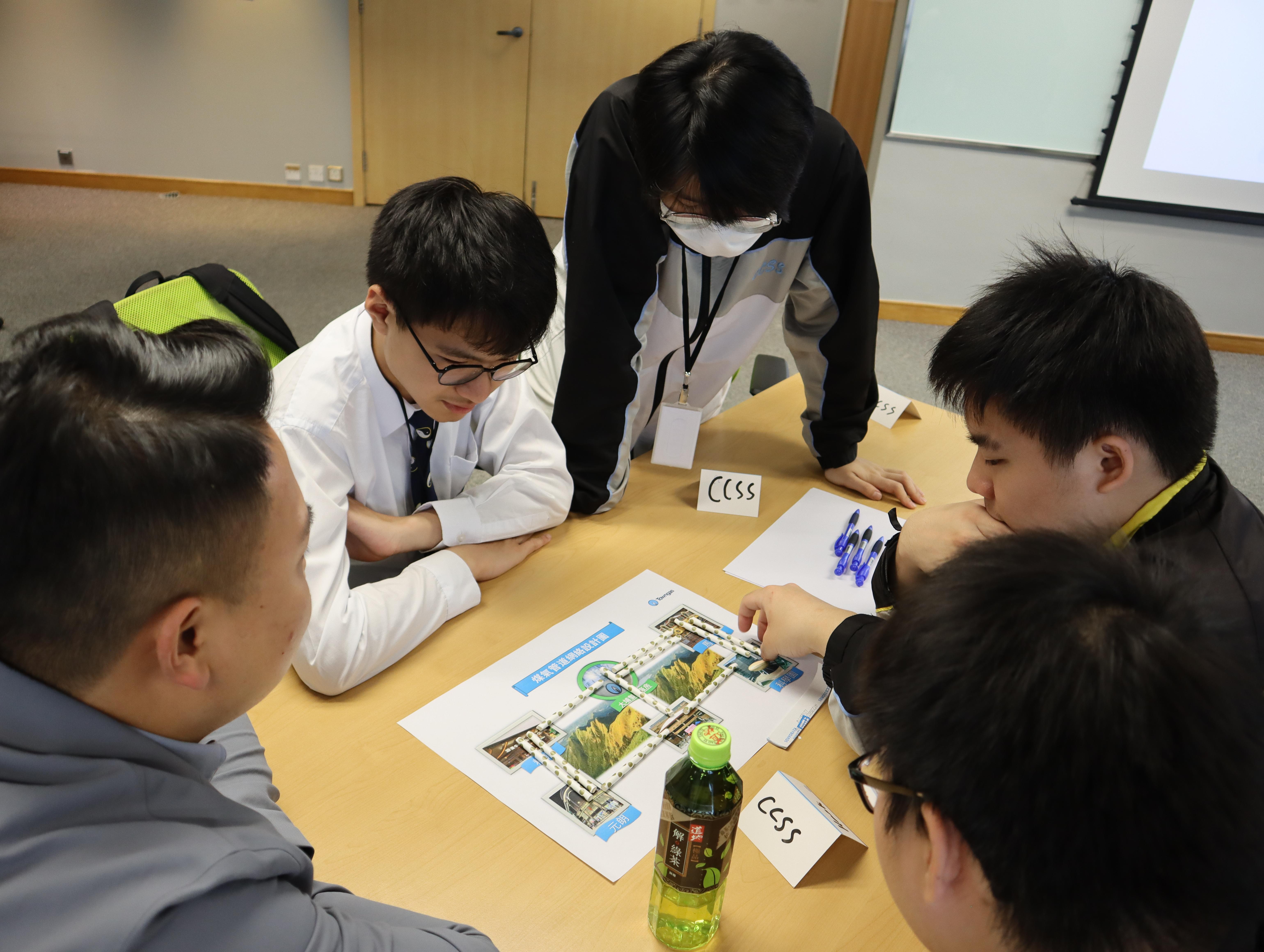 今屆「職涯縮影」計劃讓參加同學嘗試管網設計,了解煤氣公司如何確保安全可靠的供氣網絡。