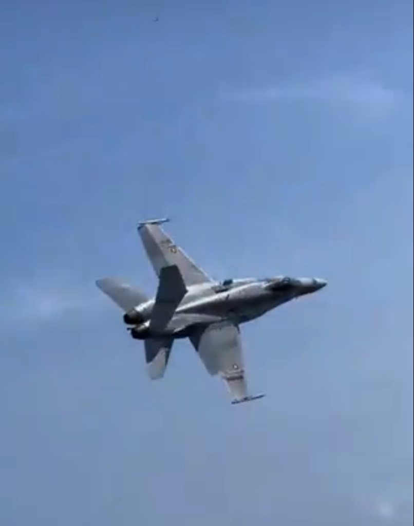 西班牙戰機噴煙俯衝擠滿人海灘 民眾:嚇死人(有片)