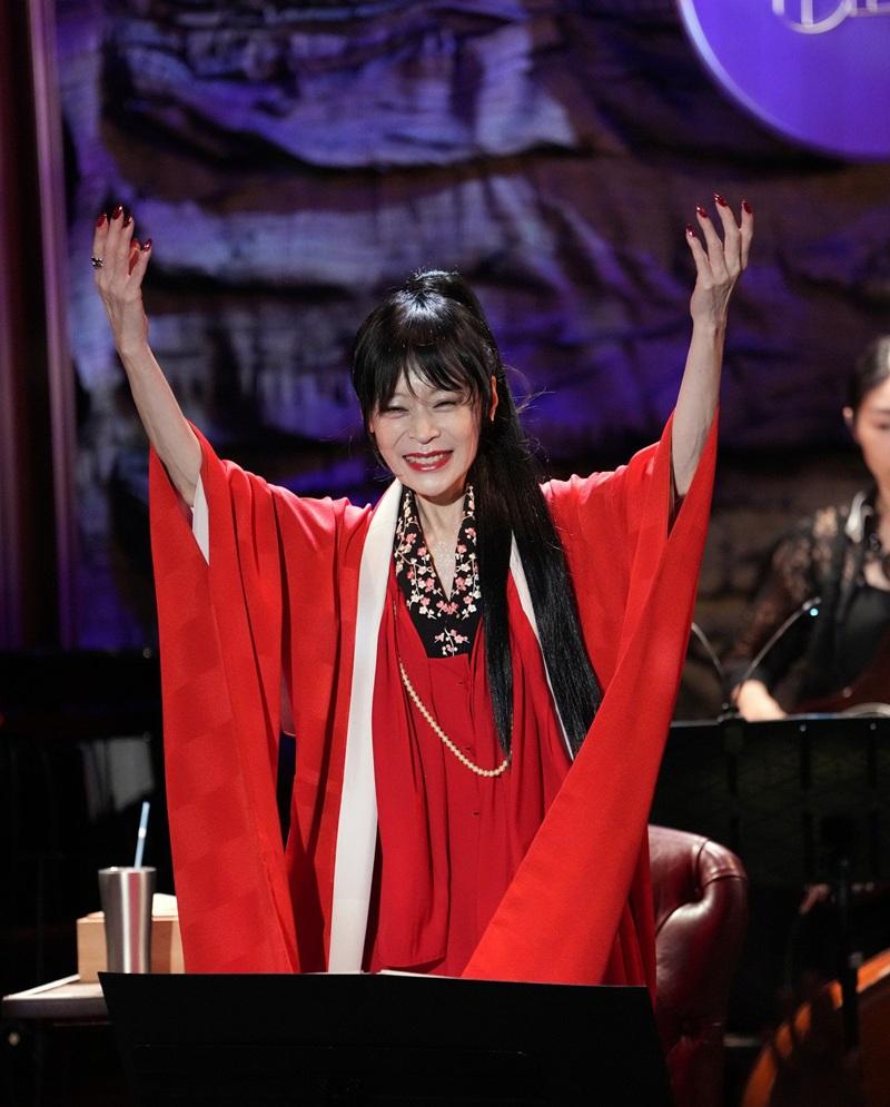 明菜笑晒接收粉絲的祝福。