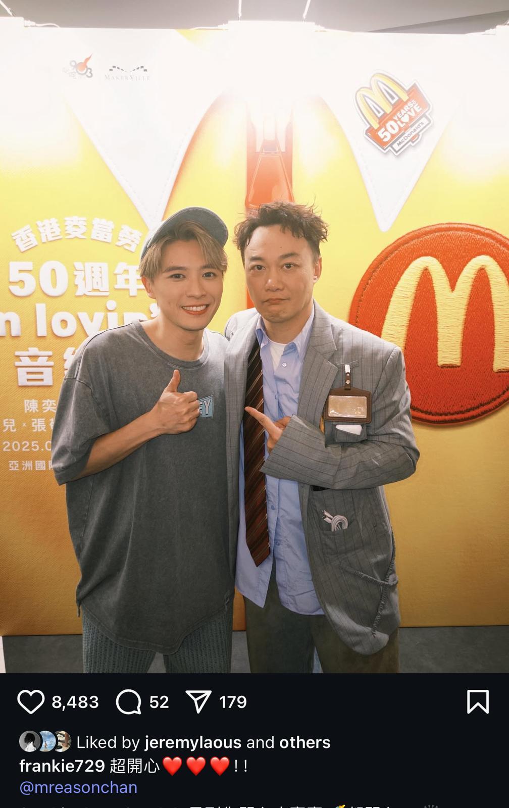 Frankie成功集郵,與Eason合照。