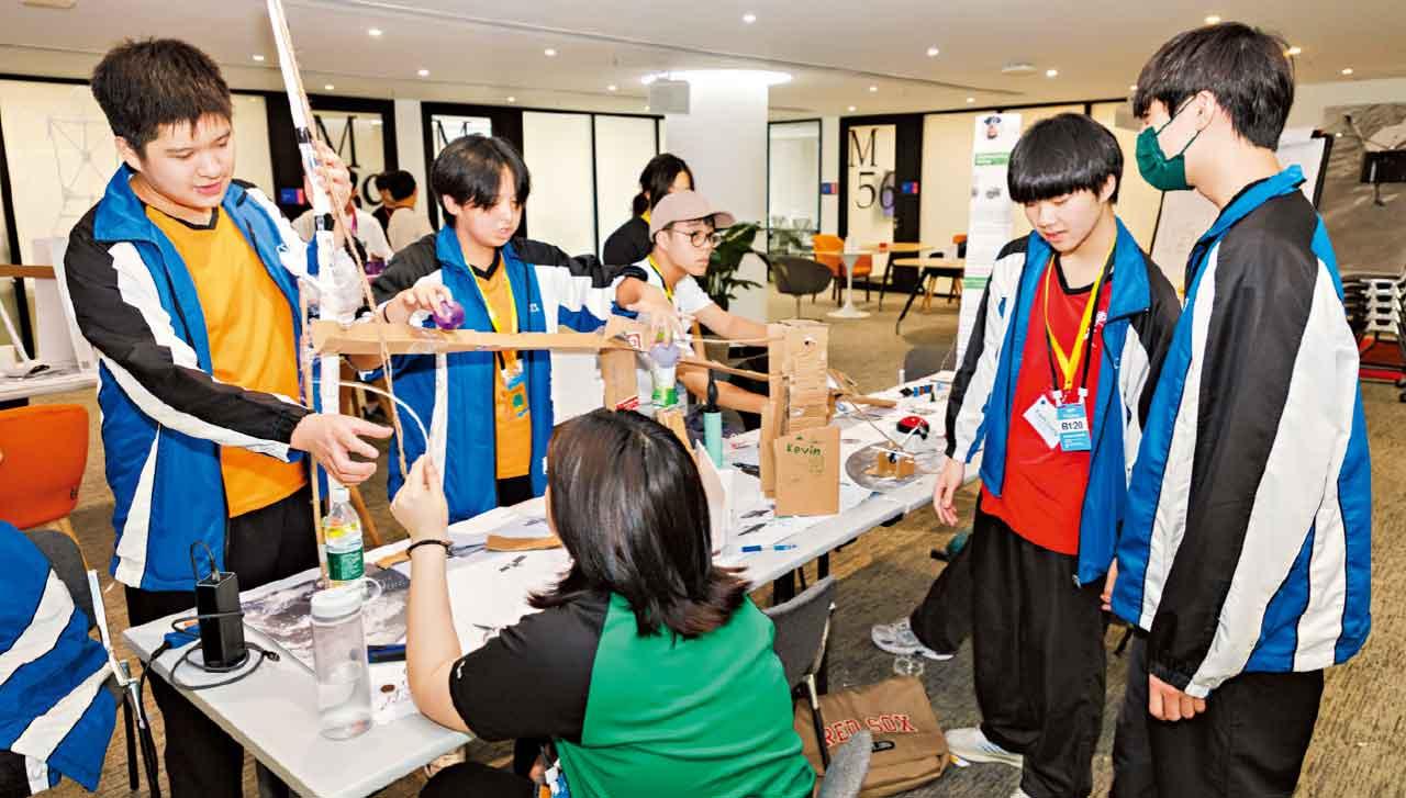 學生學習基本工程知識,再運用廢紙、膠樽等回收物料,設計及製作機械裝置,並向評審展示。