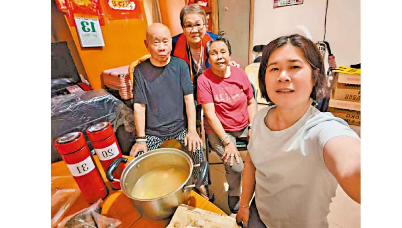 Nana(右)與其他義工一起上門送湯水。