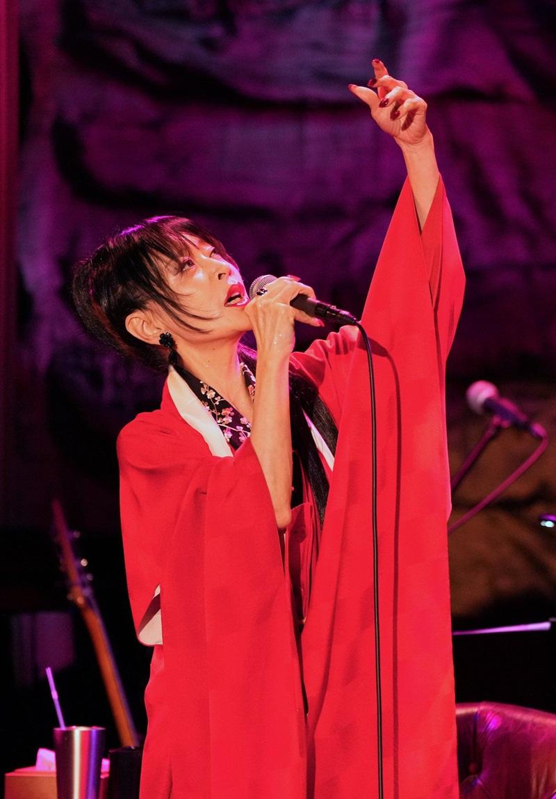 明菜做足每首歌的指定pose。