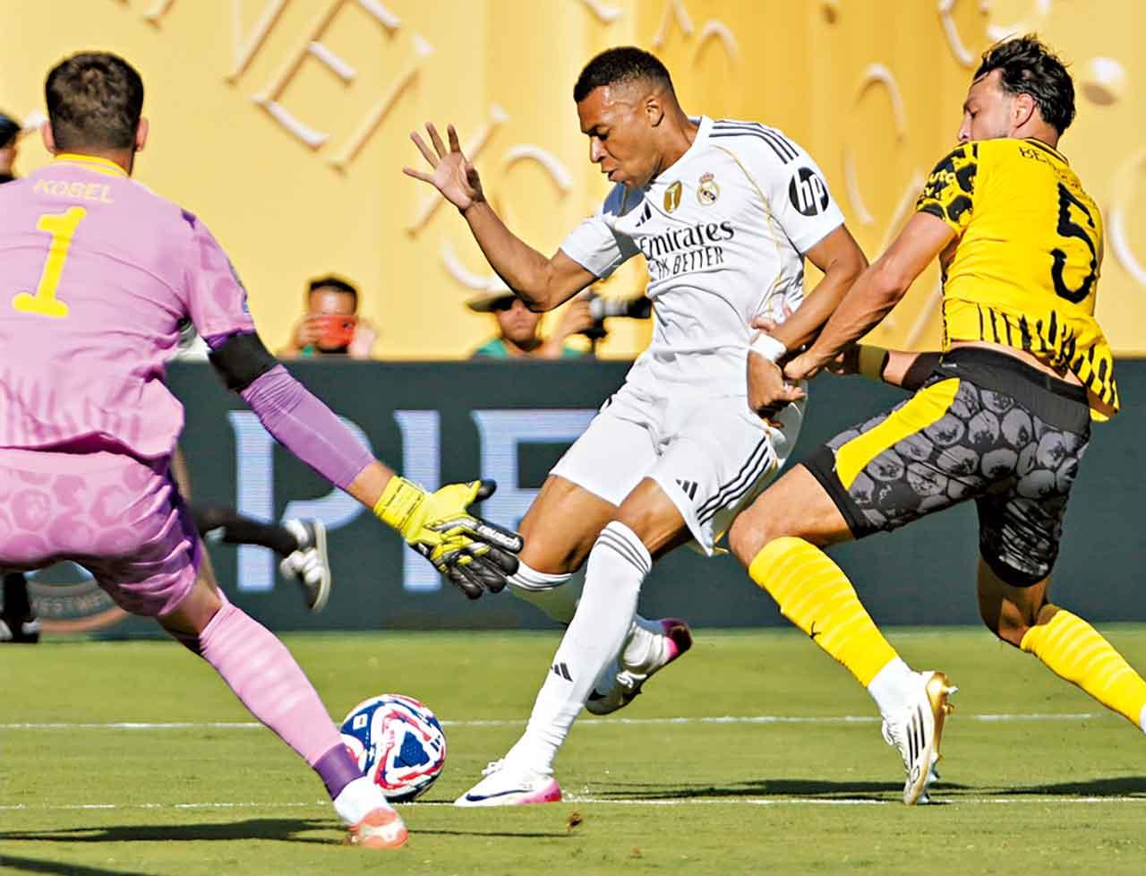 世冠盃|皇馬PSG鬥攻格爭入決賽