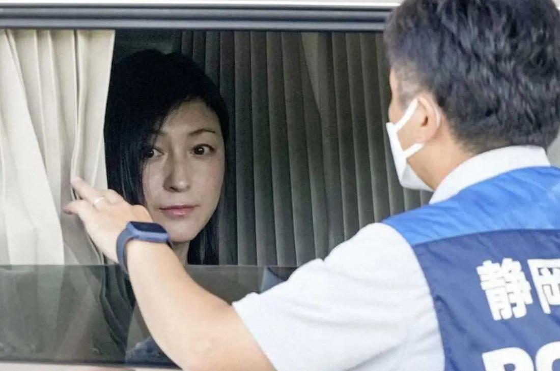 廣末昨日坐警車抵達車禍現場協查。