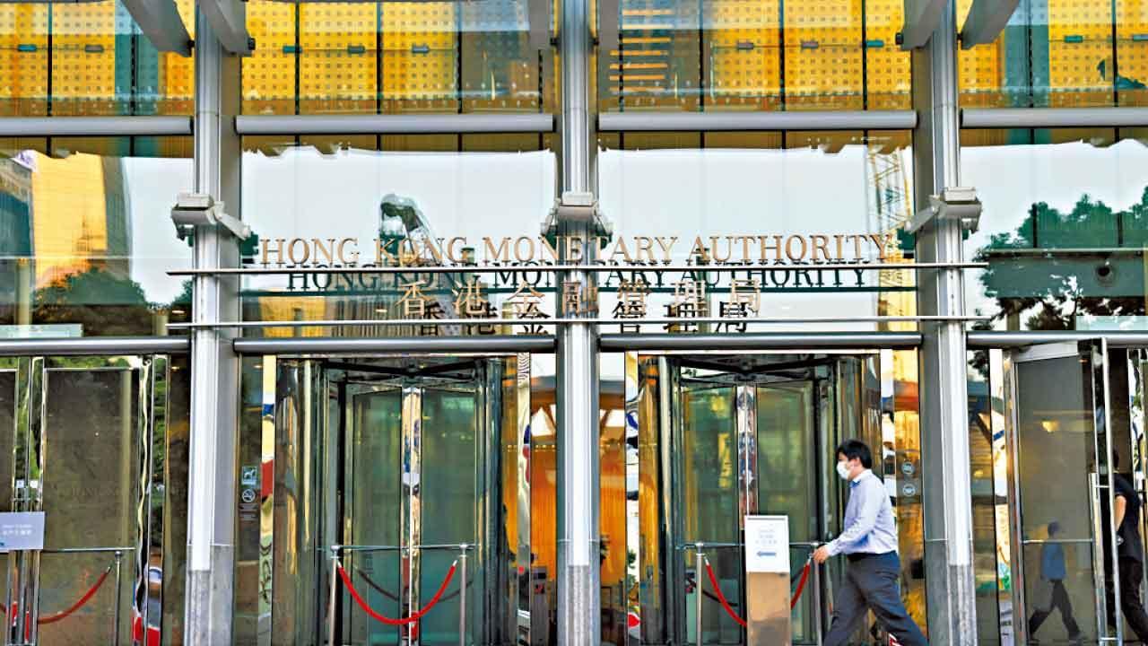 金管局再承接逾148億港元沽盤,銀行體系結餘明日跌穿千億。(資料圖片)