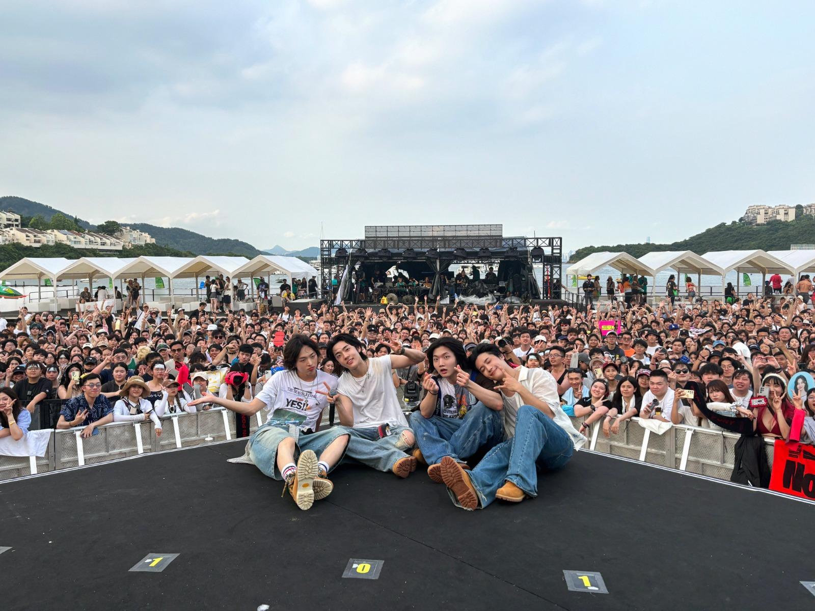 Dragon Pony率先在音樂節演唱新歌《地球少年》,完騷後又與歌迷大合照。