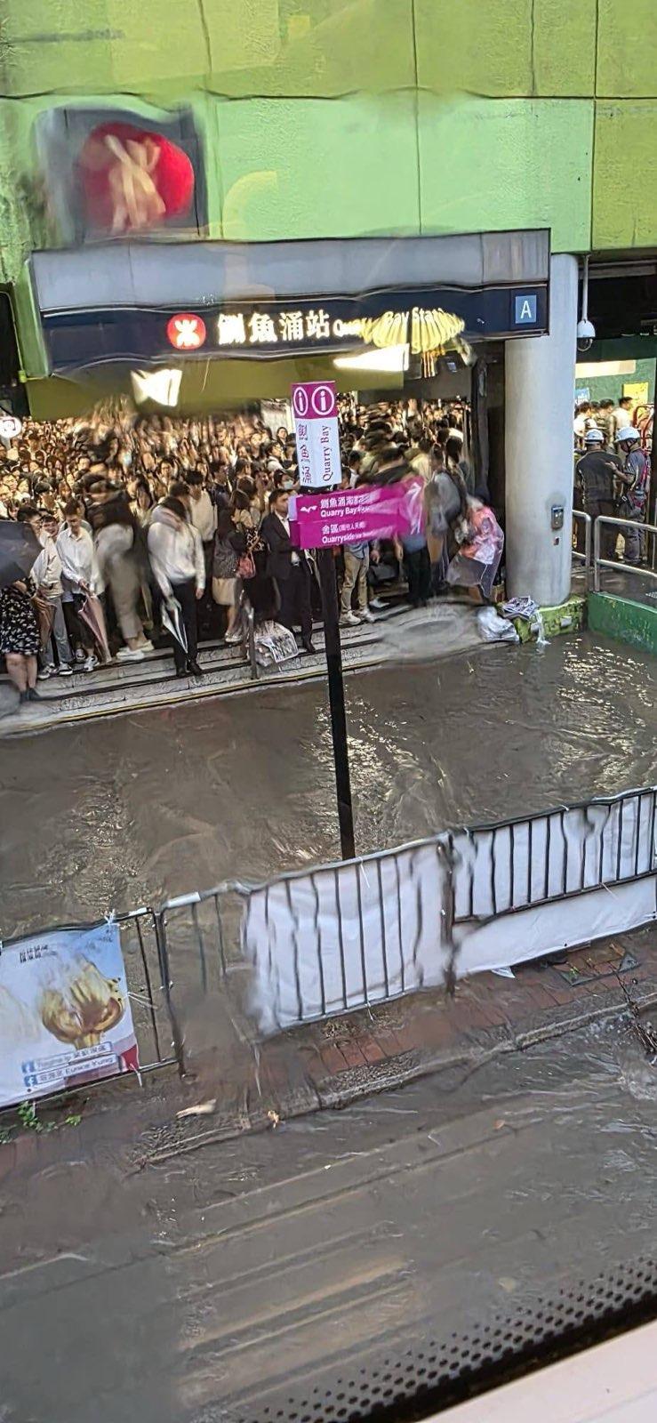 黑雨|鰂魚涌港鐵站A出口行人道出現水浸(網上圖片)