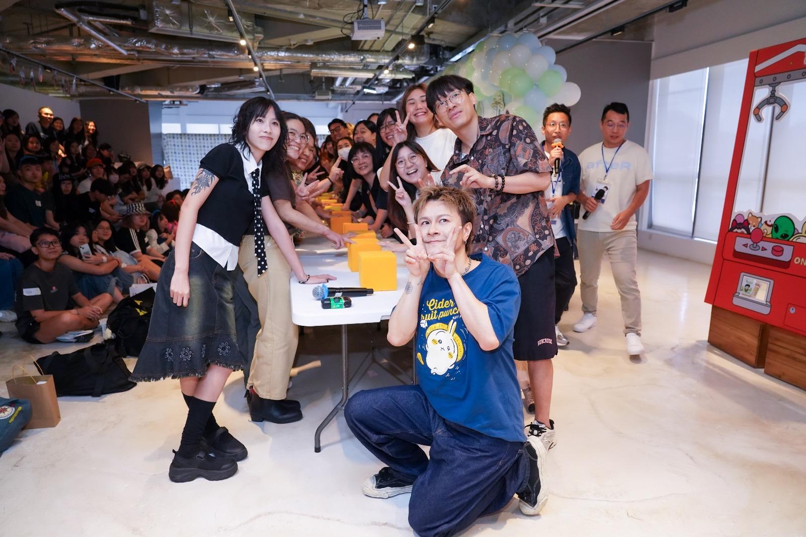 安仔與歌迷玩得非常開心。