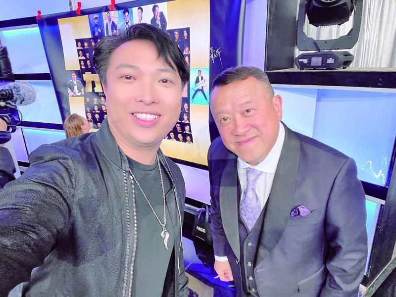 活躍歌唱界的林俊一,經常找名人合照。