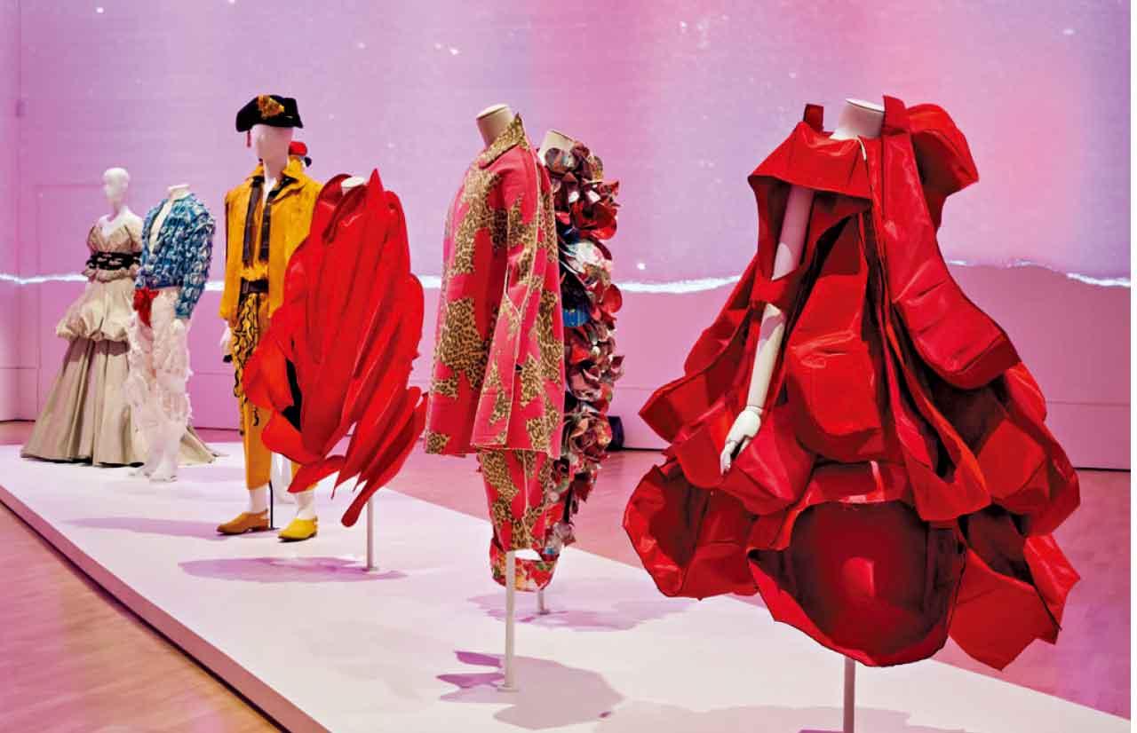 媒體發布會上,Comme des Garçons和Vivienne Westwood的服裝率先亮相。