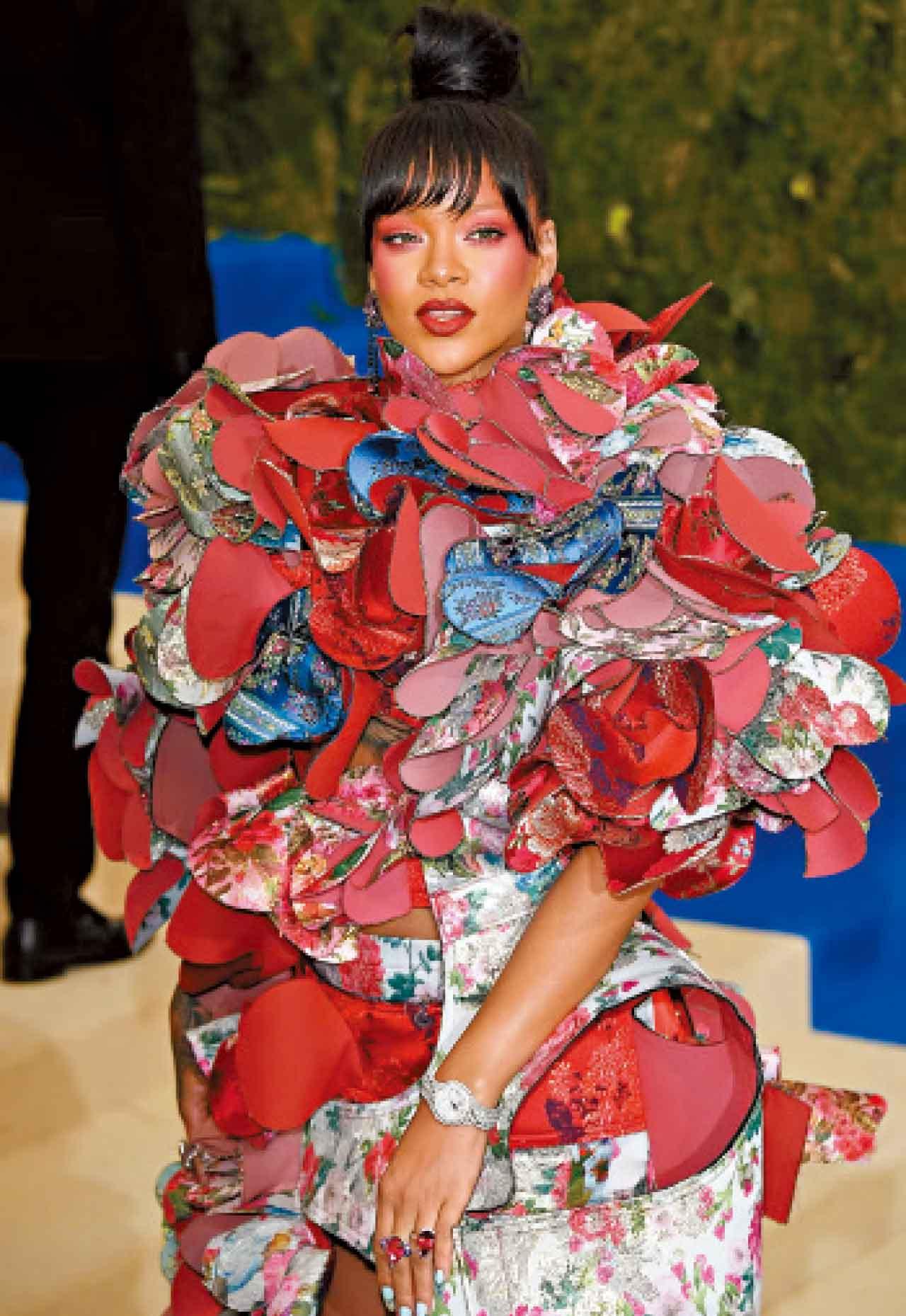 川久保玲設計的代表作品包括Rihanna在2017年Met Gala上穿著的雕塑花瓣套裝。