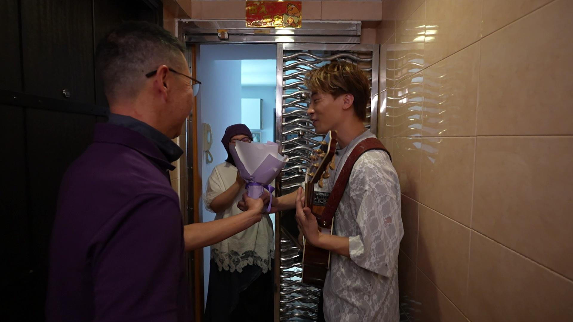 黃劍文去一位患有腦病女士Yoyo屋企,幫他的老公David傳遞心意。